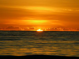 Admirer un coucher de soleil sur l'océan indien